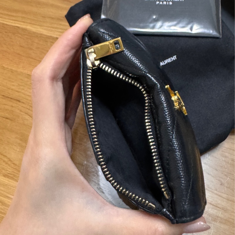 YSL CASSANDRE MATELASSÉ粒面壓紋皮革多層式翻蓋拉鏈卡夾-17