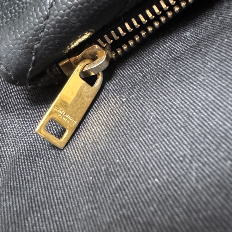 YSL CASSANDRE MATELASSÉ粒面壓紋皮革多層式翻蓋拉鏈卡夾-18