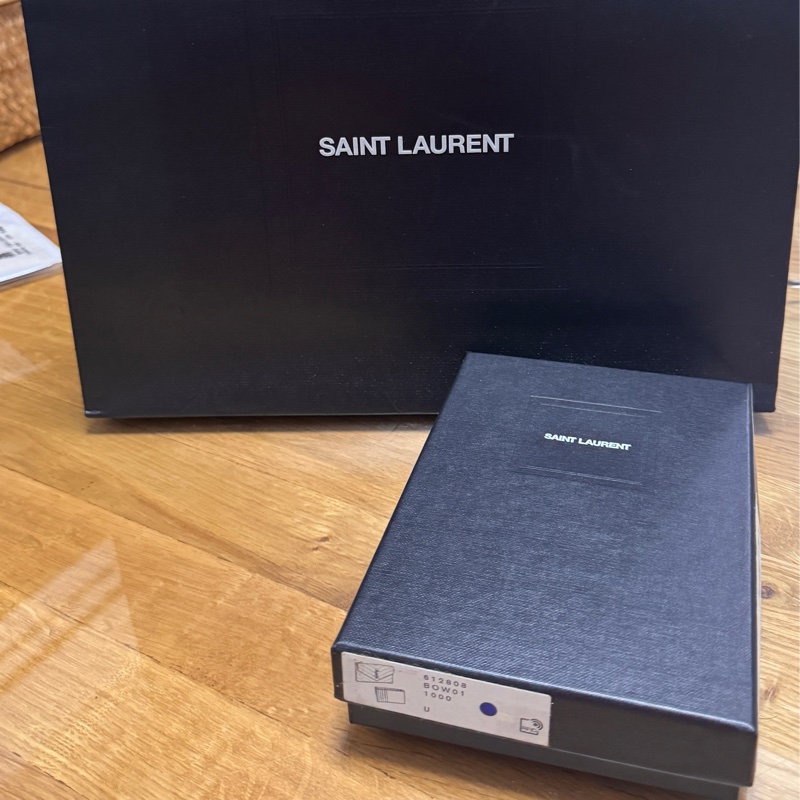 YSL CASSANDRE MATELASSÉ粒面壓紋皮革多層式翻蓋拉鏈卡夾-20