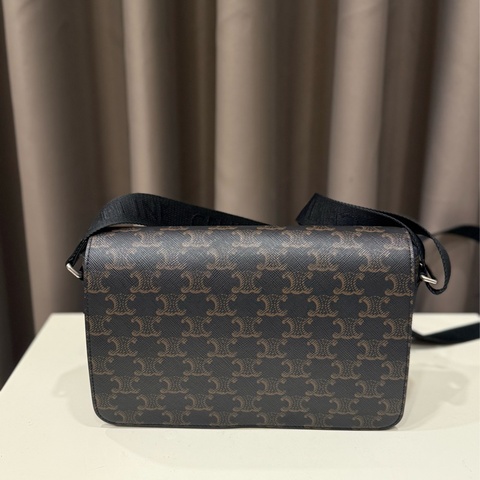 Celine 經典Triomphe帆布小牛皮翻蓋斜背郵差包