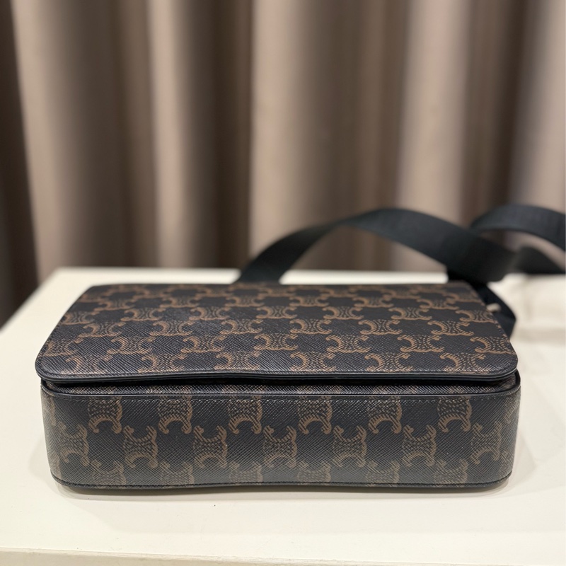 Celine 經典Triomphe帆布小牛皮翻蓋斜背郵差包-4