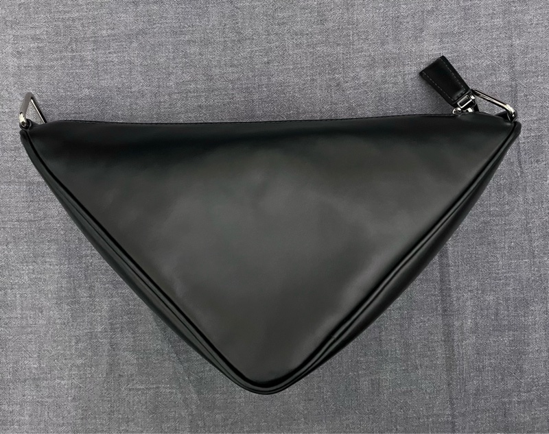 Prada 三角斜背包-1