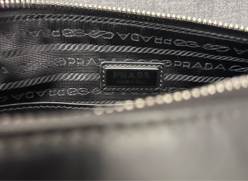 Prada 三角斜背包-4