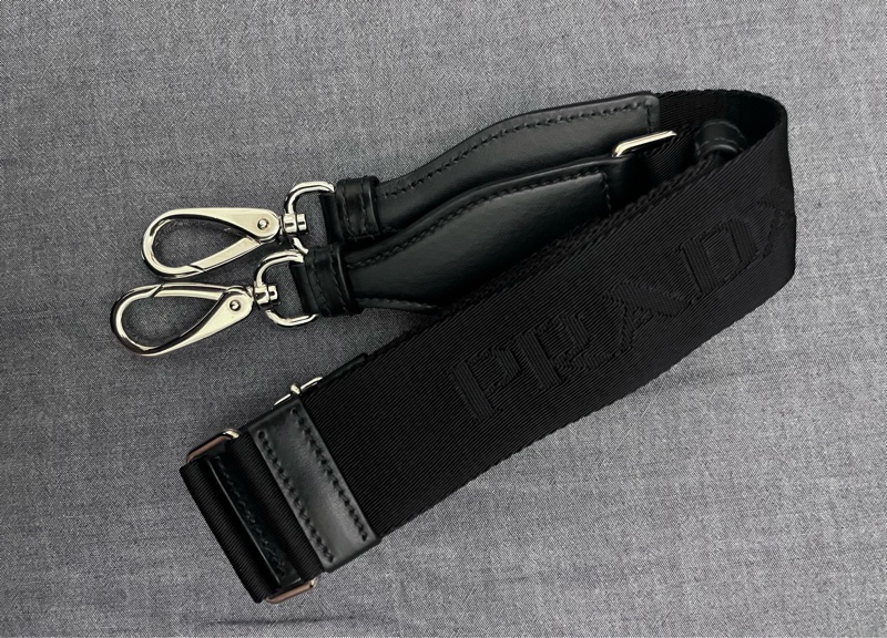 Prada 三角斜背包-5