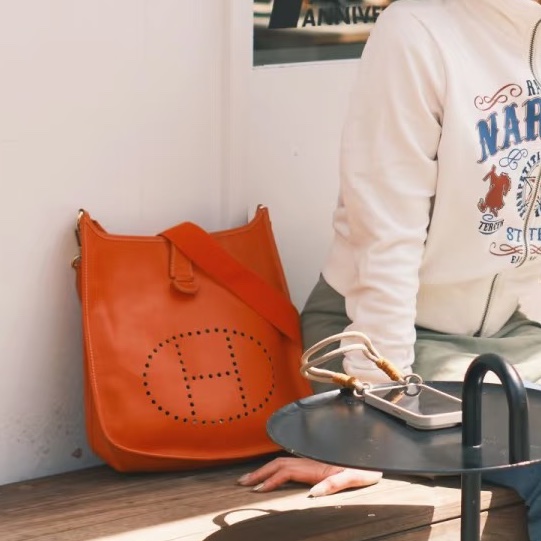 日常實用款💯Hermes愛馬仕火焰橙銀扣evelyne伊芙琳29單肩斜挎包-3