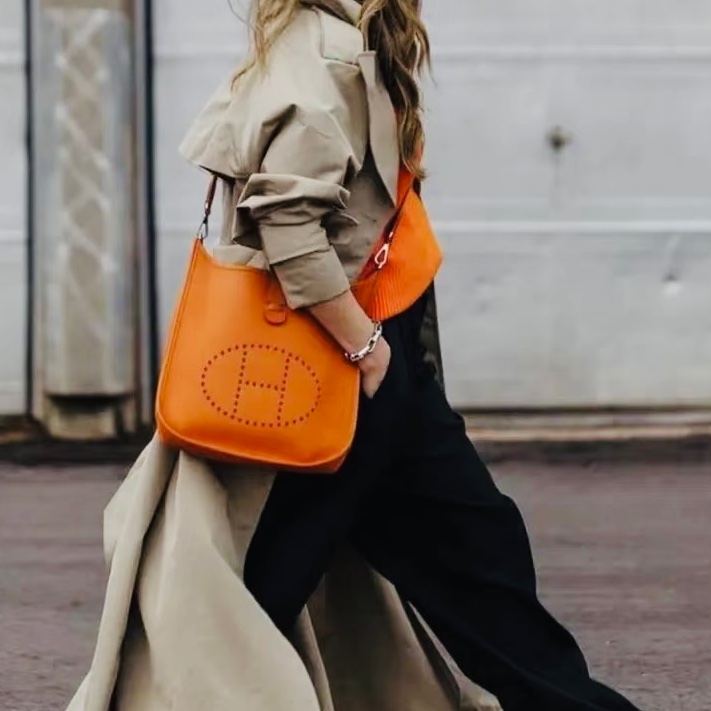 HERMES愛馬仕Evelyne伊芙琳29火焰橙銀扣單肩斜挎包👜-17