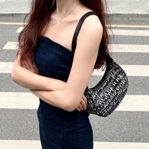 Burberry 帆布滿logo月牙腋下包 刺繡帆布23×8×22cm  95新 配件塵袋