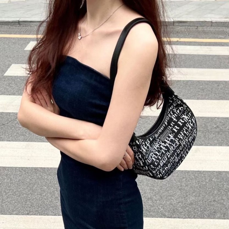 Burberry 帆布滿logo月牙腋下包 刺繡帆布23×8×22cm  95新 配件塵袋-0