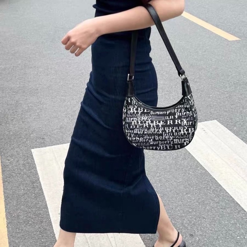 Burberry 帆布滿logo月牙腋下包 刺繡帆布23×8×22cm  95新 配件塵袋-1