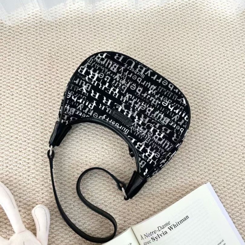 Burberry 帆布滿logo月牙腋下包 刺繡帆布23×8×22cm  95新 配件塵袋-3