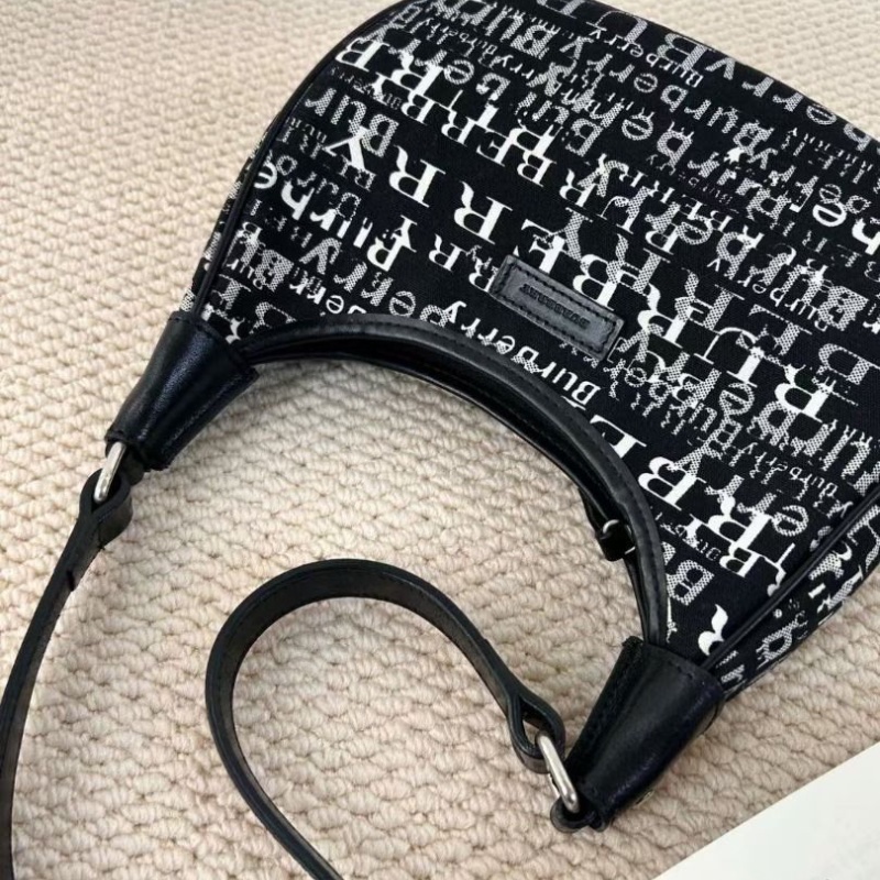 Burberry 帆布滿logo月牙腋下包 刺繡帆布23×8×22cm  95新 配件塵袋-6