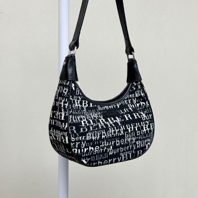 Burberry 帆布滿logo月牙腋下包 刺繡帆布23×8×22cm  95新 配件塵袋-8