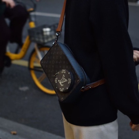 LV VolgaOnStrap限量款相機包 22.5*13*6 9新 配件盒子 塵袋 購證