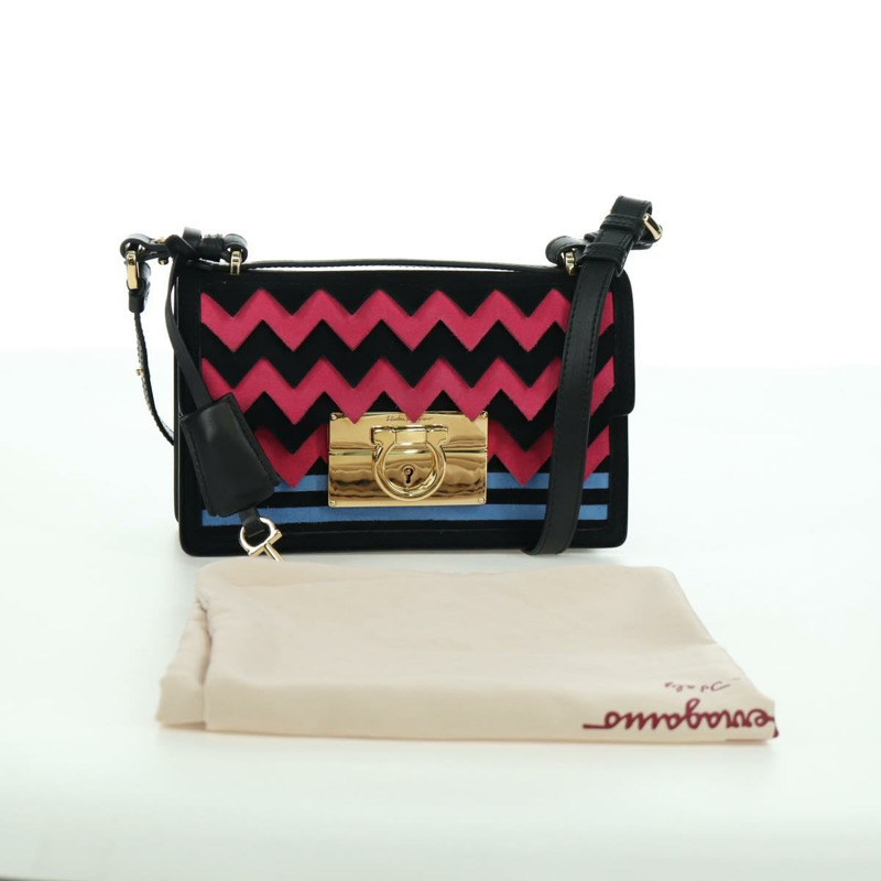 【日本直送】Salvatore Ferragamo Gancini 單肩包，麂皮材質，黑色、粉紅色、金色，正品 ARZ419M-11