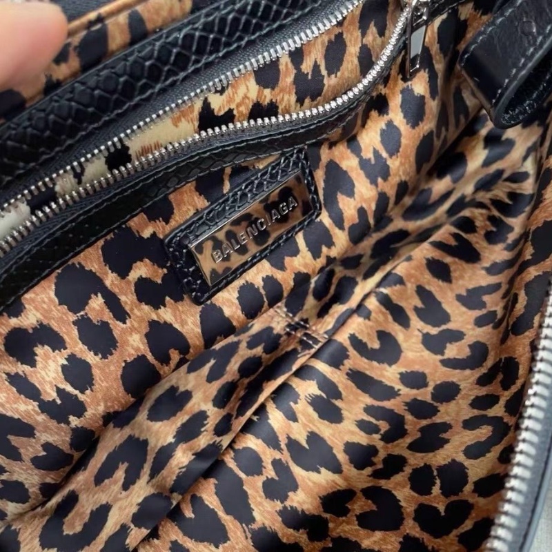 Balenciaga Essex B 鱷魚皮壓紋肩背包 26*5*14cm 9新 配件塵袋-6