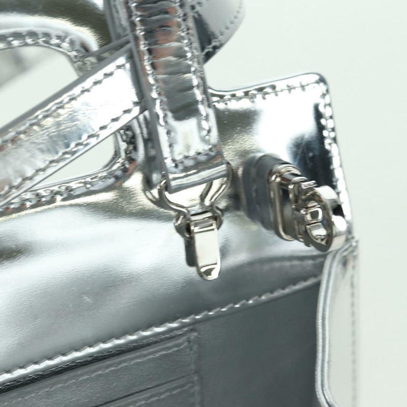 【日本直送】Salvatore Ferragamo Gancini Wanda 手袋 漆皮 兩用 銀色 正品 BAZ481V-8