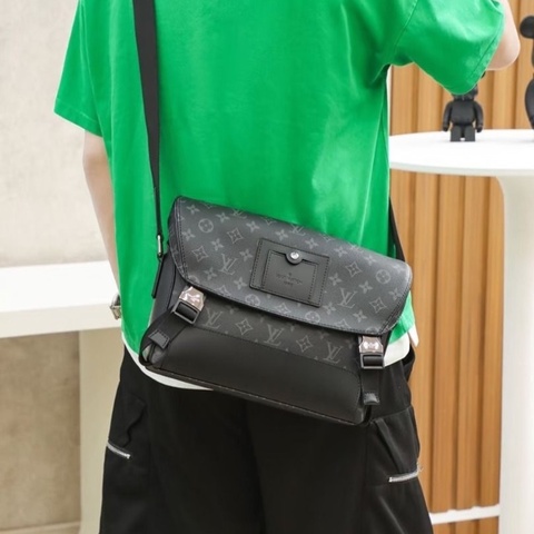LV voyager系列黑花銀扣肩背斜背郵差包28*22*10  9新 配件塵袋購證