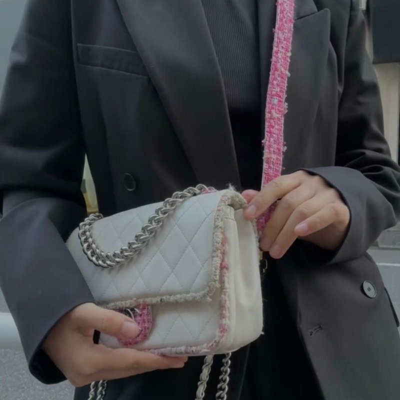 Chanel 季節款彩色毛呢邊CF羊皮拼毛呢 白銀 白色銀扣22*15*6 9新 配件塵袋保卡-0