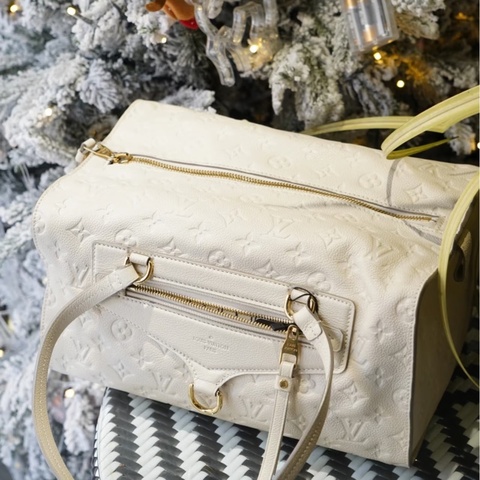 Louis Vuitton • 經典奶昔白全皮壓紋老花長盒子腋下包