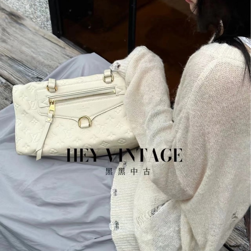 Louis Vuitton • 經典奶昔白全皮壓紋老花長盒子腋下包-1