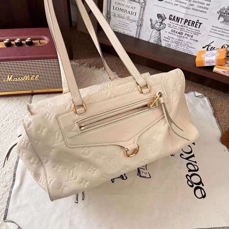 Louis Vuitton • 經典奶昔白全皮壓紋老花長盒子腋下包-3