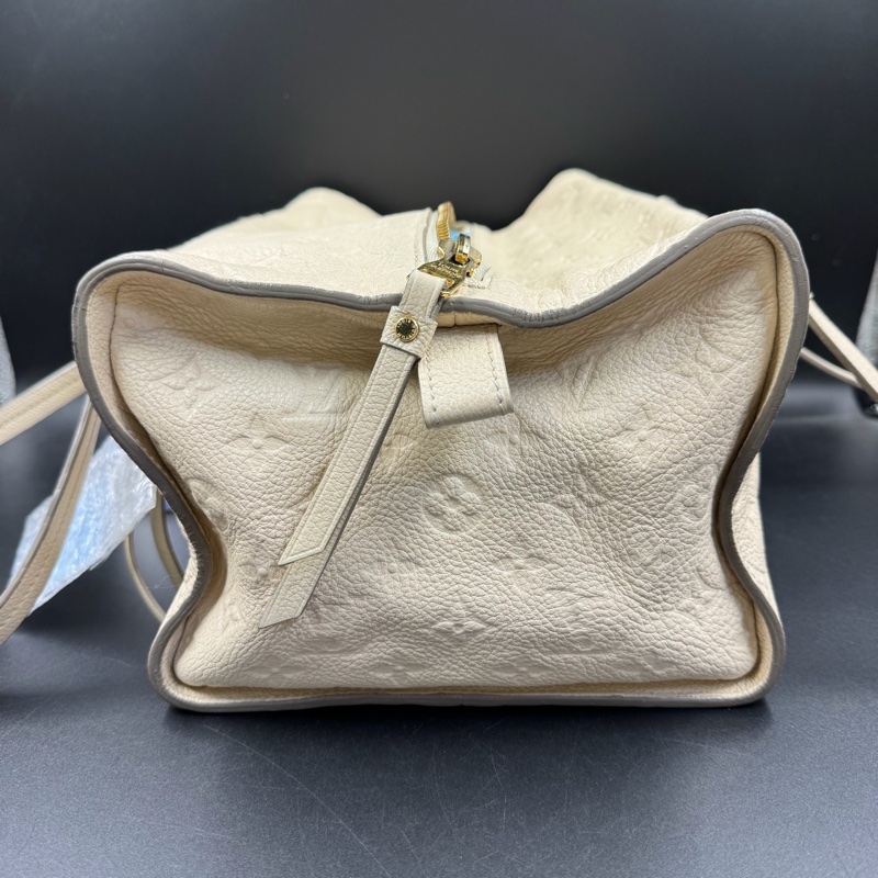 Louis Vuitton • 經典奶昔白全皮壓紋老花長盒子腋下包-5