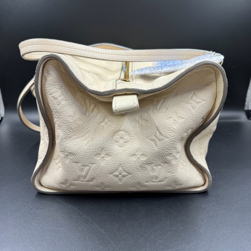 Louis Vuitton • 經典奶昔白全皮壓紋老花長盒子腋下包-7