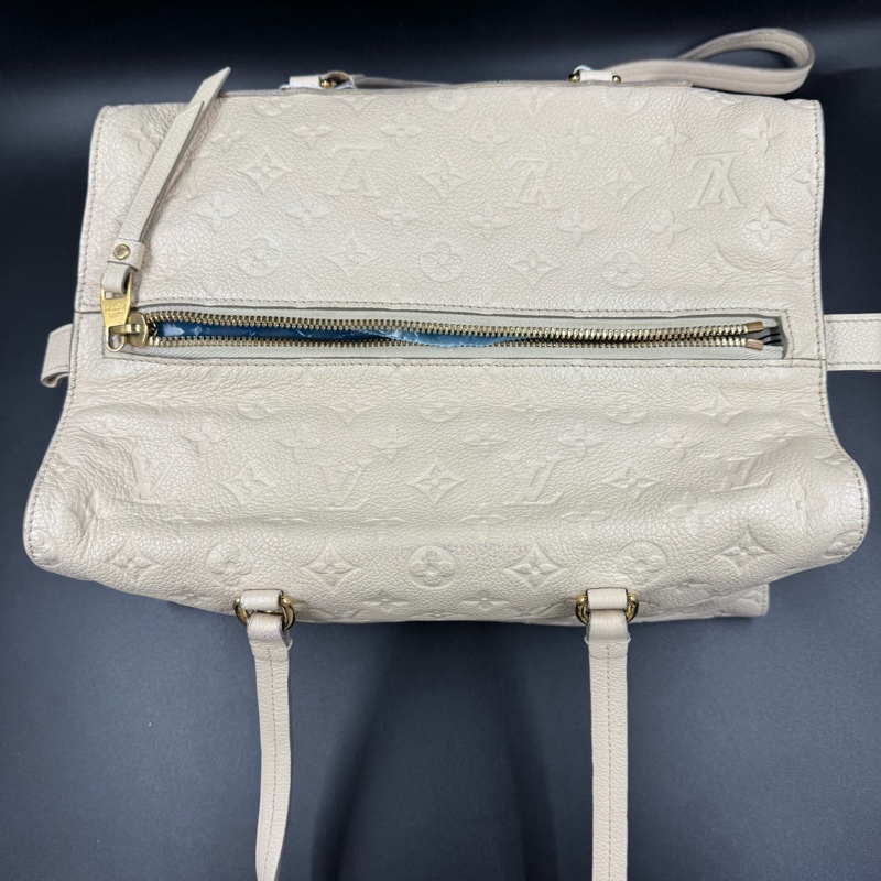 Louis Vuitton • 經典奶昔白全皮壓紋老花長盒子腋下包-9