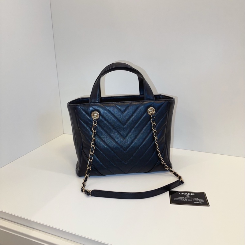 Chanel 香奈兒 黑色淡金V紋牛皮-1