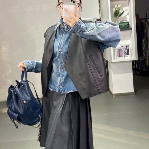 Chanel Daily Round後背包深藍色 金扣 牛皮24*33*12 98新配件塵袋