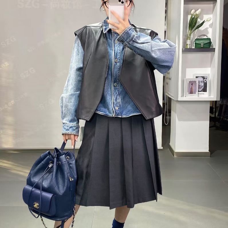 Chanel Daily Round後背包深藍色 金扣 牛皮24*33*12 98新配件塵袋-1