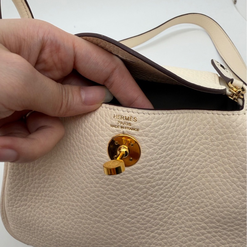 Hermes mini Lindy奶油白tc皮金扣z刻，成色如圖，邊角有磨損發黑-8