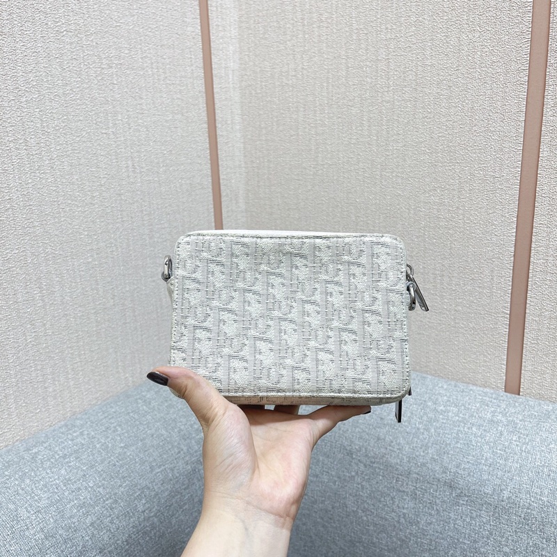 98新dior白色字母印花帆布斜挎包，男女同款-1