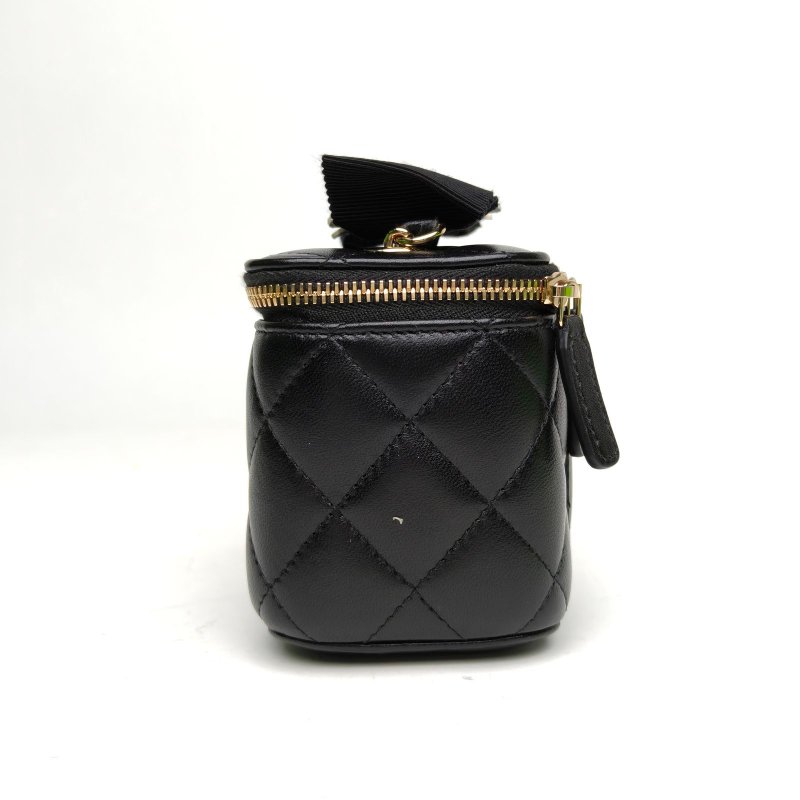 CHANEL 21P方盒子化妝包黑色羊皮31開淺金扣山茶花蝴蝶結肩背包-1