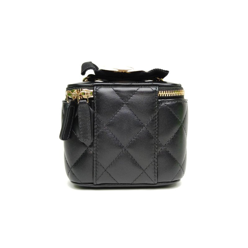 CHANEL 21P方盒子化妝包黑色羊皮31開淺金扣山茶花蝴蝶結肩背包-2