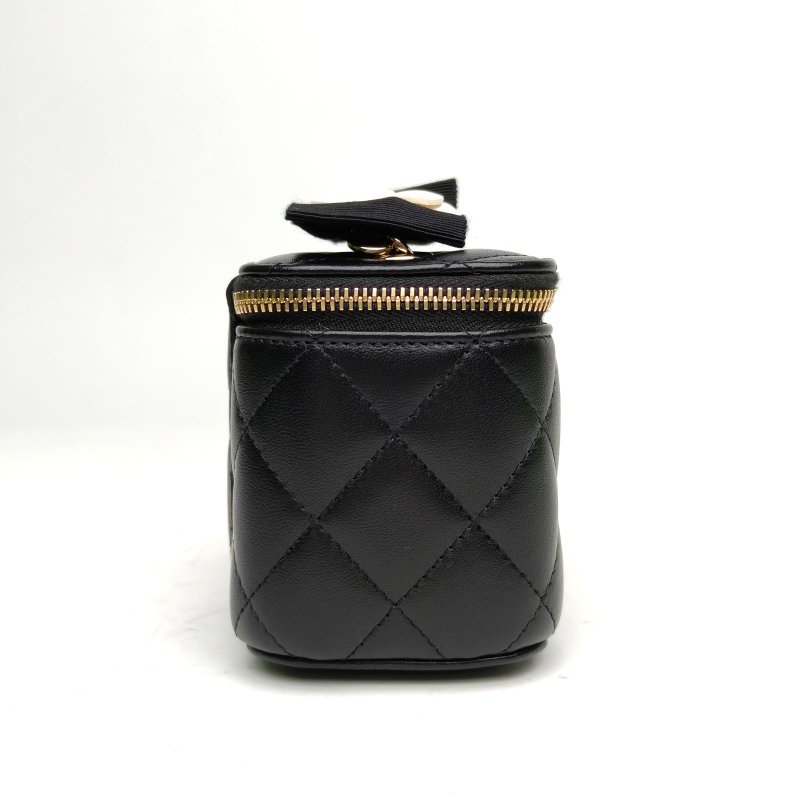 CHANEL 21P方盒子化妝包黑色羊皮31開淺金扣山茶花蝴蝶結肩背包-3