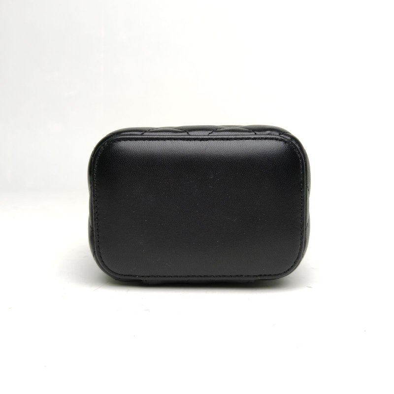 CHANEL 21P方盒子化妝包黑色羊皮31開淺金扣山茶花蝴蝶結肩背包-4