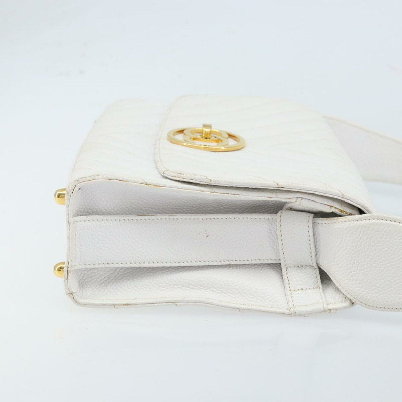 【日本直送】香奈兒 V 字縫線肩背包，魚子醬紋白金雙 C 標誌，正品編號 173438V-2