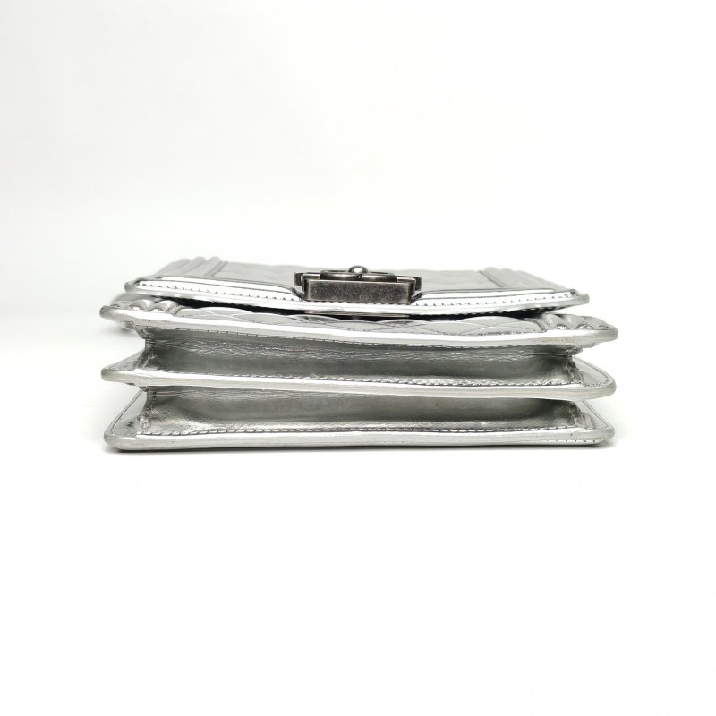 CHANEL Leboy豎版16銀色光面牛皮27開銀扣菱格紋肩背包-4