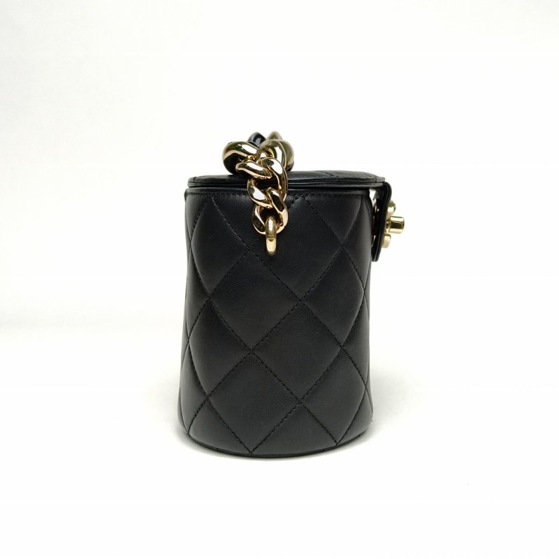 CHANEL 20C圓桶化妝包金屬按扣黑色羊皮29開金扣亞克力肩背包-3