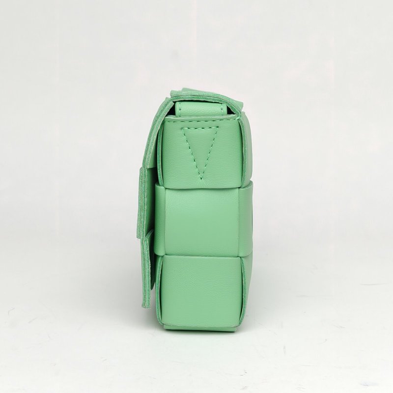BOTTEGA VENETA 綠色羊皮Cassette19斜挎包肩背包-1