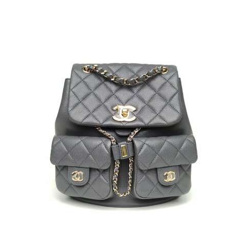 CHANEL 24ADuma抽繩口蓋雙肩包雙口袋中號灰色荔枝牛皮晶片肩背包