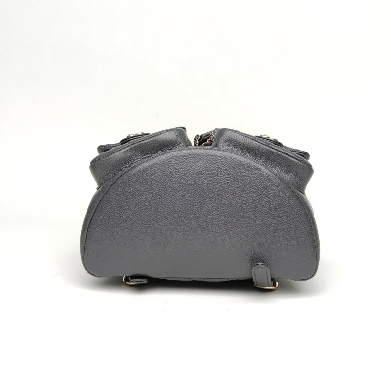 CHANEL 24ADuma抽繩口蓋雙肩包雙口袋中號灰色荔枝牛皮晶片肩背包-4