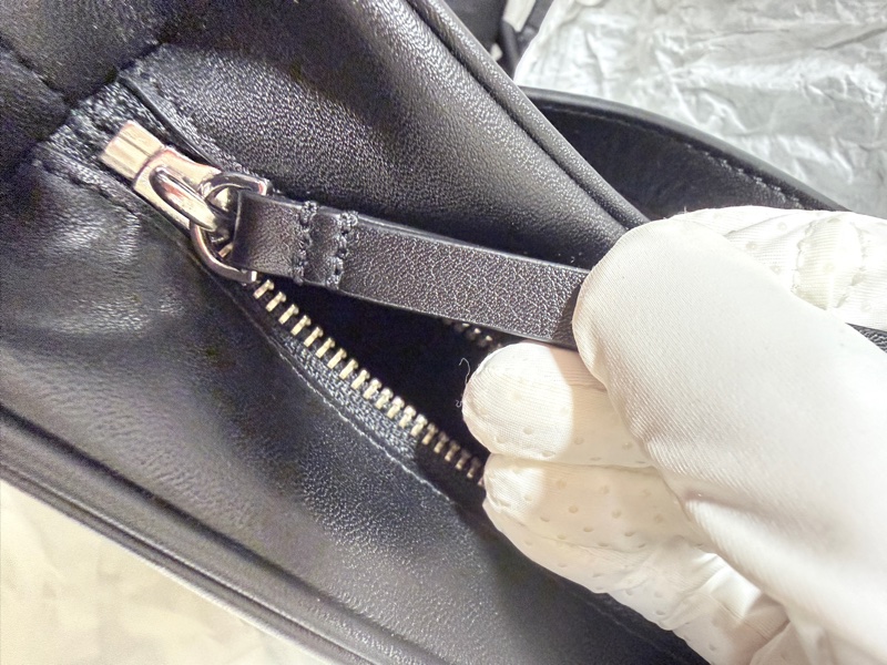 近全新-MARC JACOBS 拉鍊肩背包(黑)-10