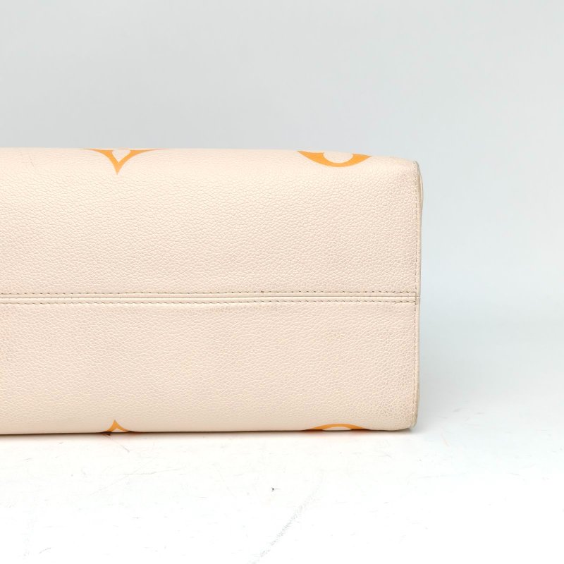 LOUIS VUITTON Onthego中號35黃色牛皮晶片老花壓紋肩背包-4