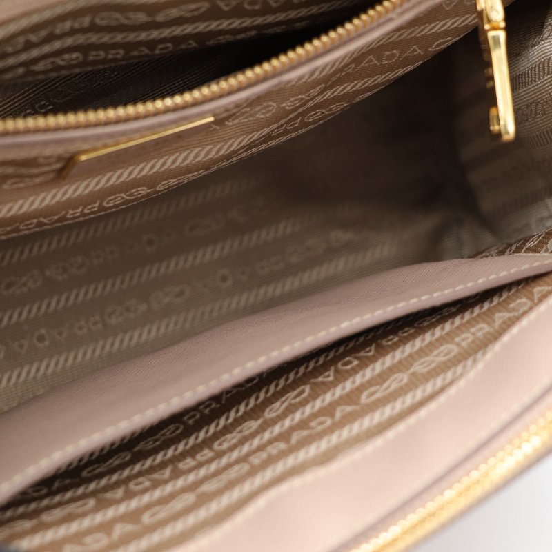 PRADA 奶茶色 斜背包-15