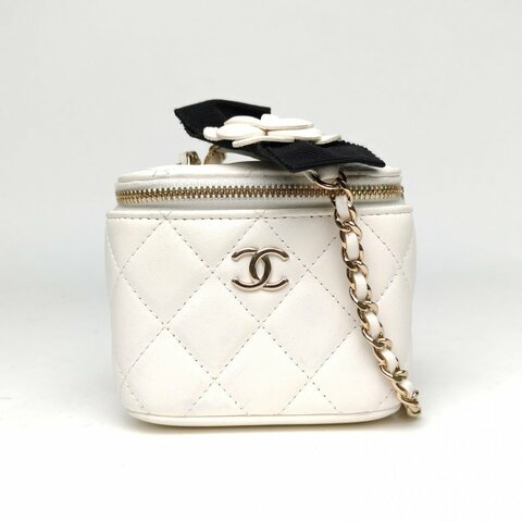 CHANEL 21P方盒子化妝包白色羊皮31開淺金扣山茶花蝴蝶結肩背包