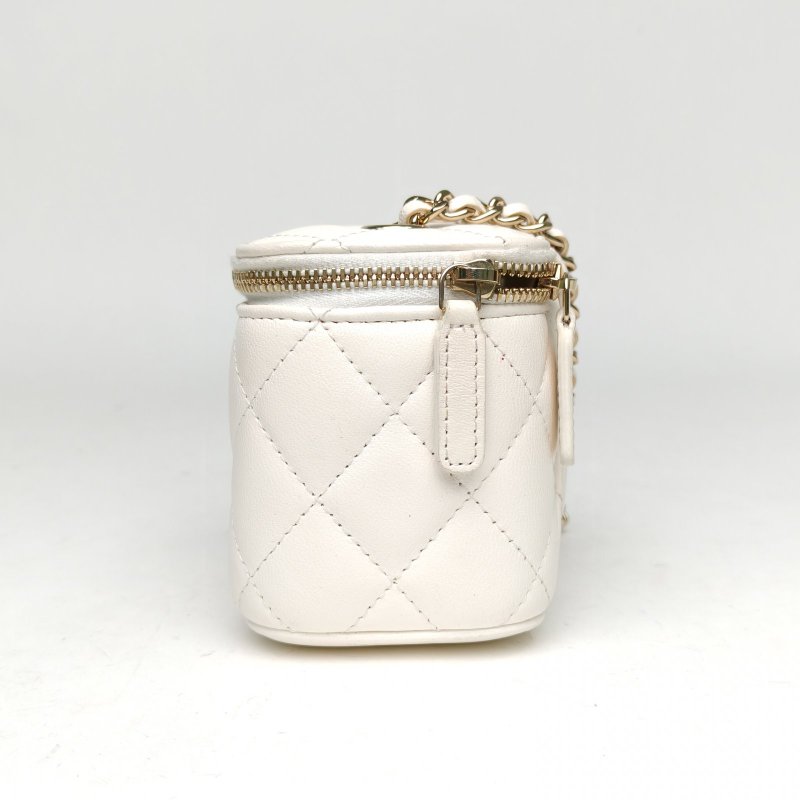 CHANEL 21P方盒子化妝包白色羊皮31開淺金扣山茶花蝴蝶結肩背包-1