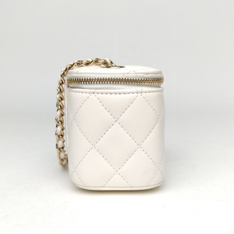 CHANEL 21P方盒子化妝包白色羊皮31開淺金扣山茶花蝴蝶結肩背包-3