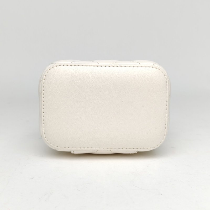 CHANEL 21P方盒子化妝包白色羊皮31開淺金扣山茶花蝴蝶結肩背包-4